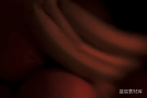 高清摄影 手上拿着一个白色的圆形塑料物品
