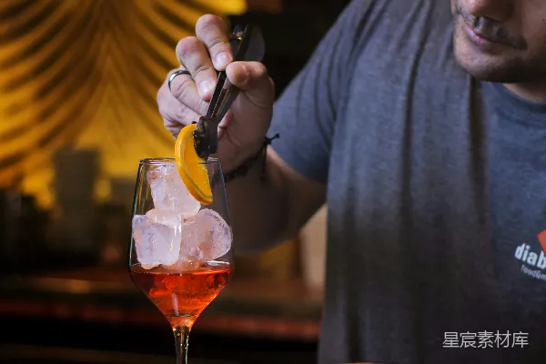 高清摄影 穿灰色圆领T恤的男人拿着一个透明的酒杯
