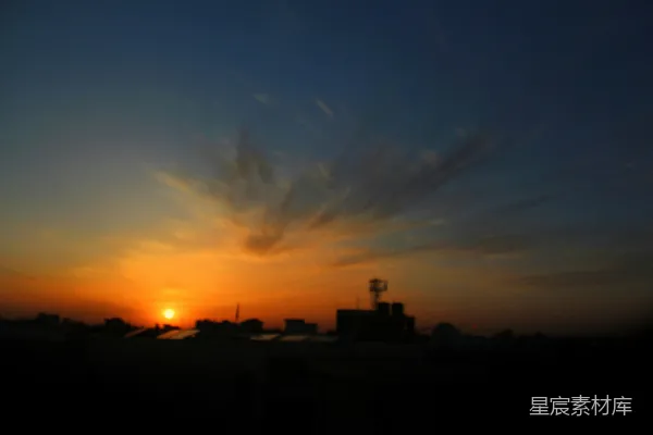 夕阳西下，城市天际线。