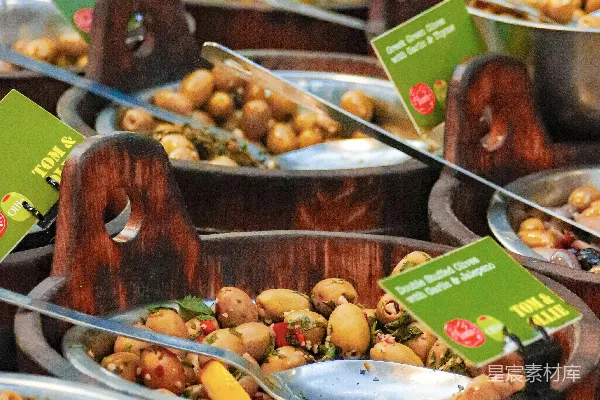 市场里各种腌制橄榄放在木桶中。