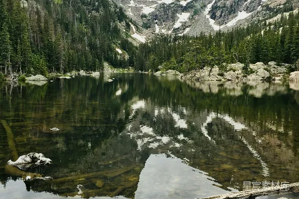 白天绿树环绕着湖和山周边
