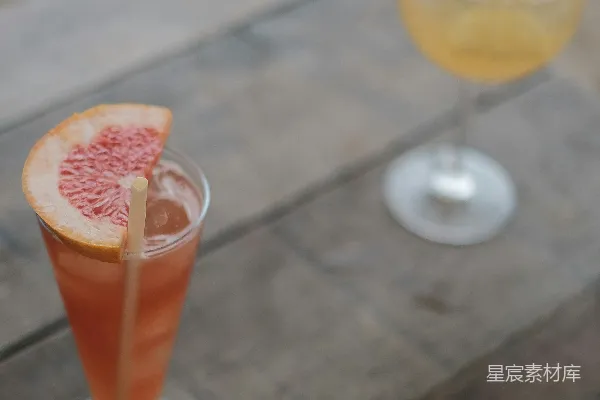高清摄影 装满橙汁的透明玻璃杯