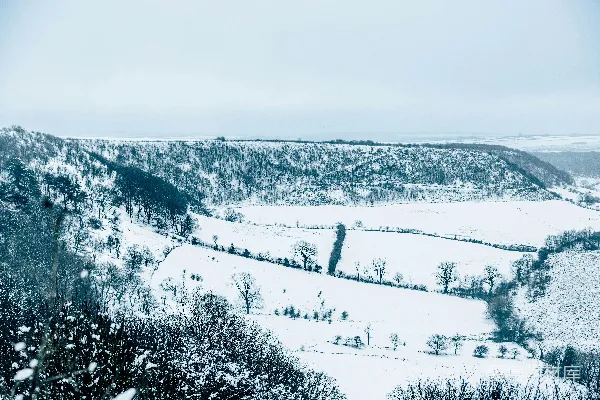 从山顶看的一片雪景