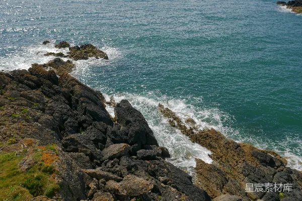 从岩石悬崖上看海的一景