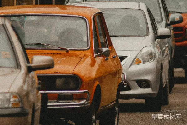 高清摄影 白天路上的白色和橙色汽车