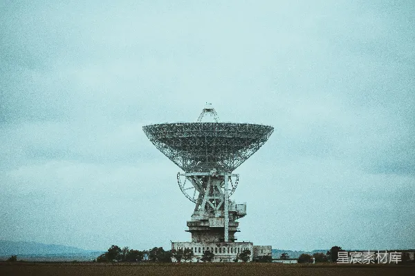 高清摄影 白天在有白色云朵的蓝天下的棕色空地上有一个卫星天线。