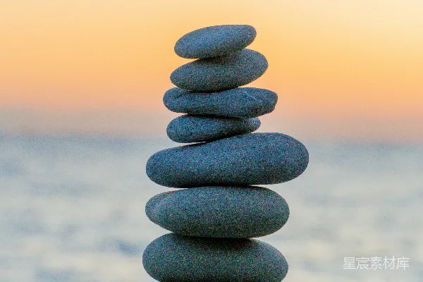 海滩上日落时的石头堆