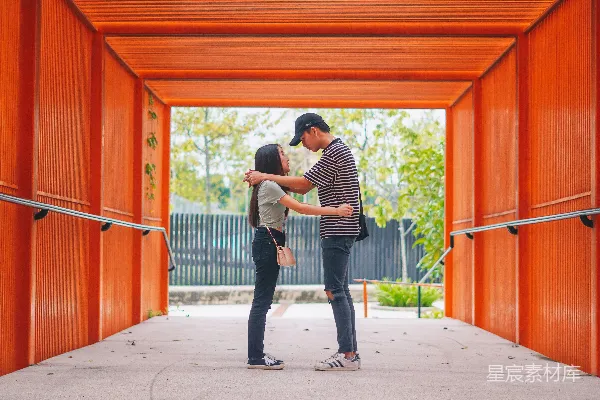 高清摄影 穿着黑白条纹衬衫和蓝色牛仔裤的男人站在棕色木制地板上。
