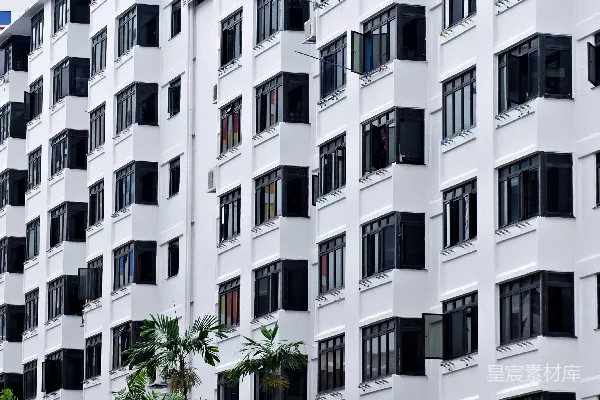 白天的白色混凝土建筑
