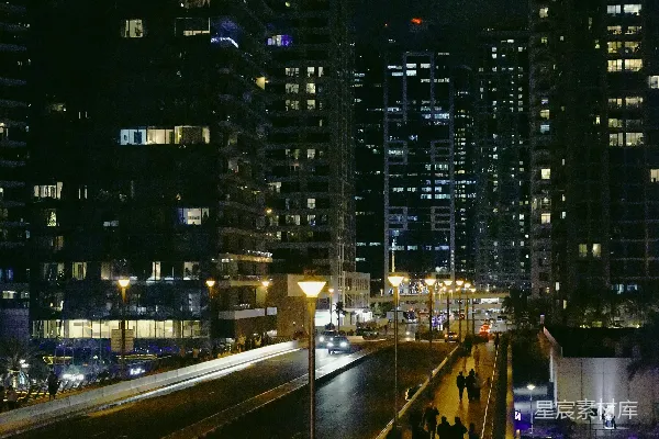 夜晚的城市风光，灯火辉煌的高楼与街灯相互映衬