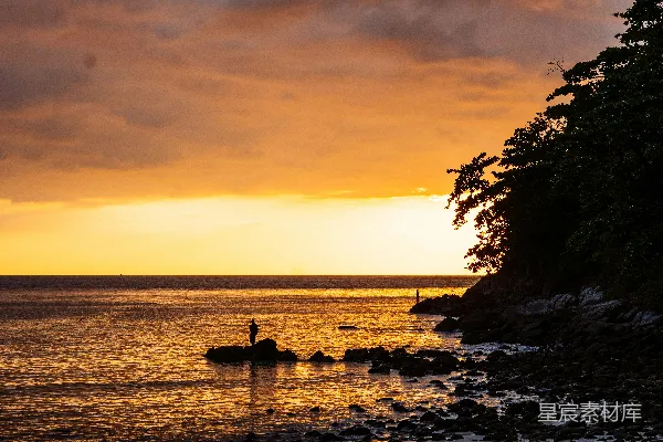 海边的日落，水中有船