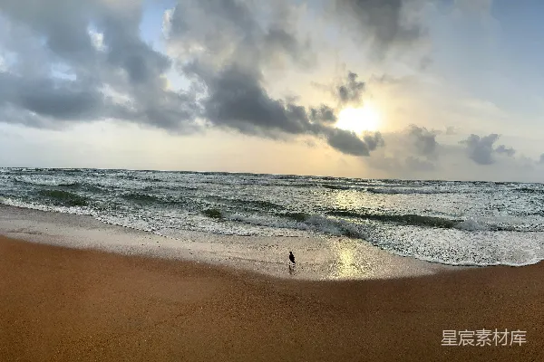 海边一个站在沙滩上的身影