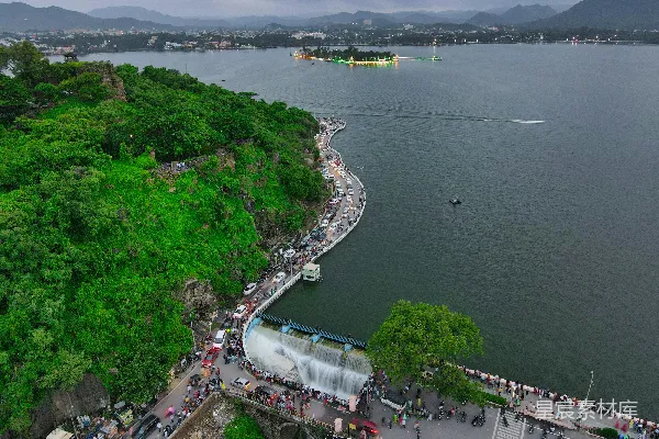 邻近一片水域的大建筑物