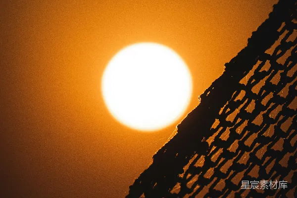 夕阳正落在一张吊床上方。