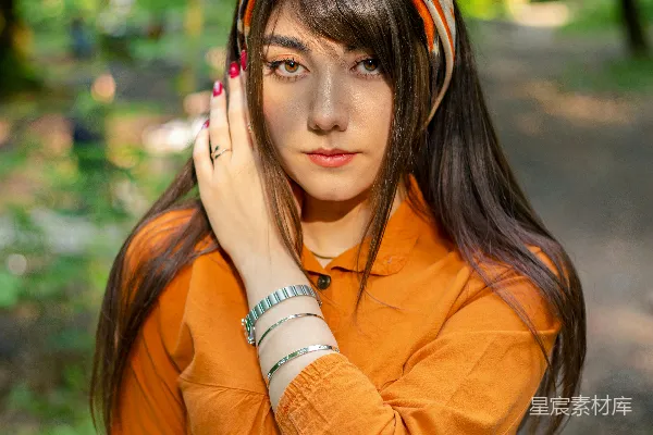 高清摄影 一位女士坐在树林中的岩石上。