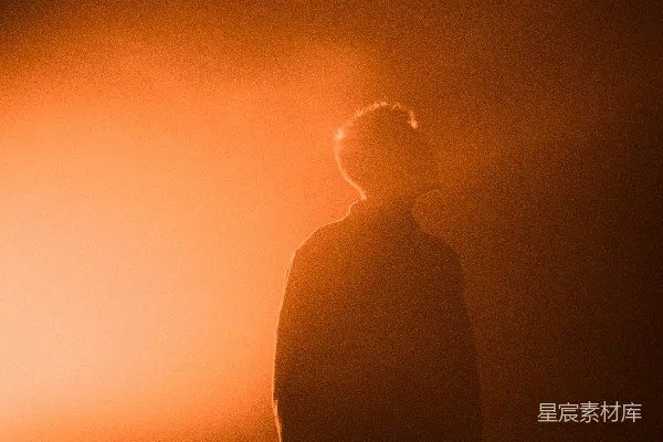 高清摄影 一个男人背对着相机站在黑暗中。