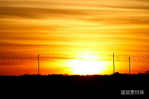 高清摄影 夕阳正挂在田野的地平线上方。