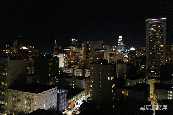 夜晚高楼林立的城市