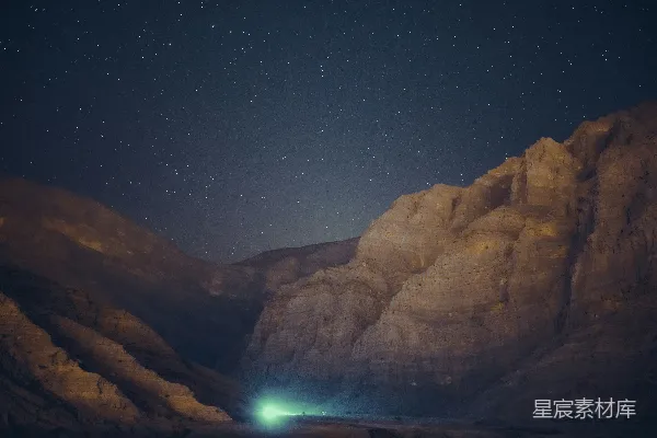 棕色的岩石山在蓝色天空下夜间景色