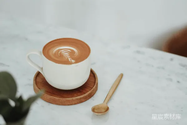 咖啡杯放在托盘上，配有勺子