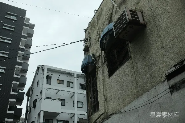 墙上装有空调的建筑物。