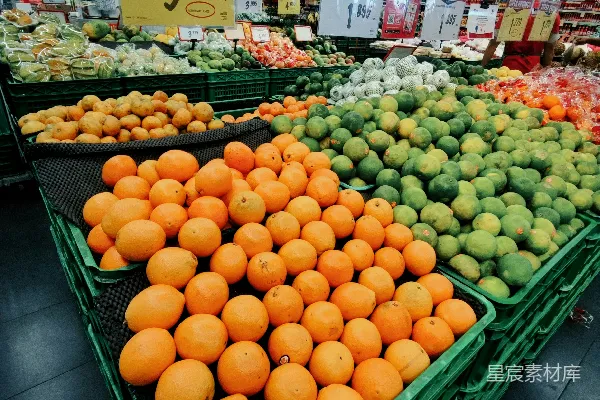 高清摄影 一个杂货店的水果区，里面摆满了橙子和甜瓜。