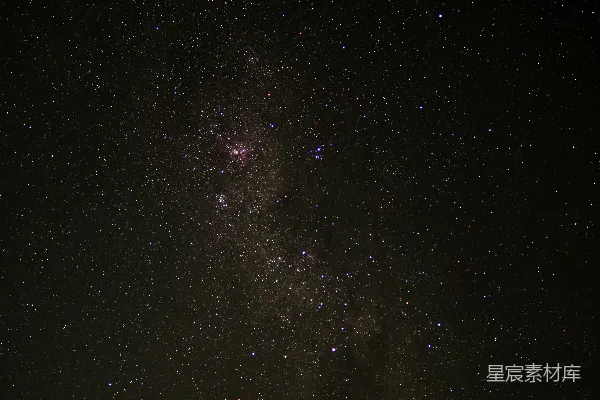 一群人在山顶上站在夜空下
