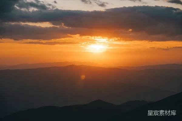 高清摄影 夕阳正映照着山脉。