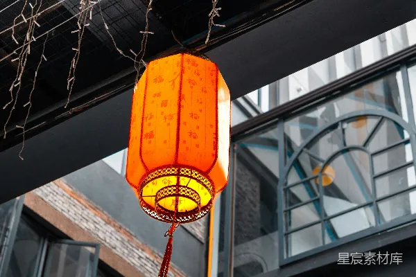 高清摄影 挂在建筑物天花板上的一个橙色灯笼