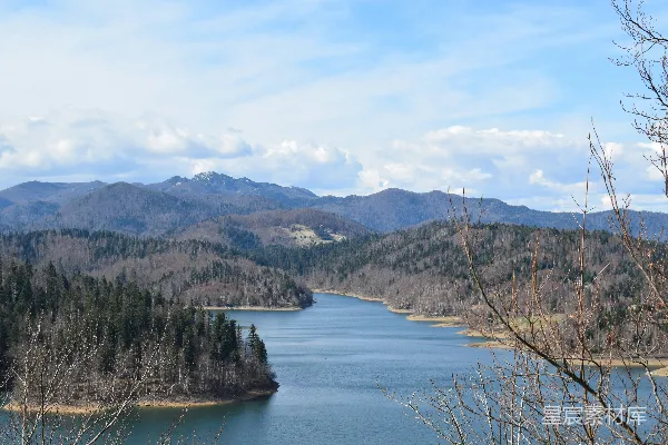 被山和树环绕的水域
