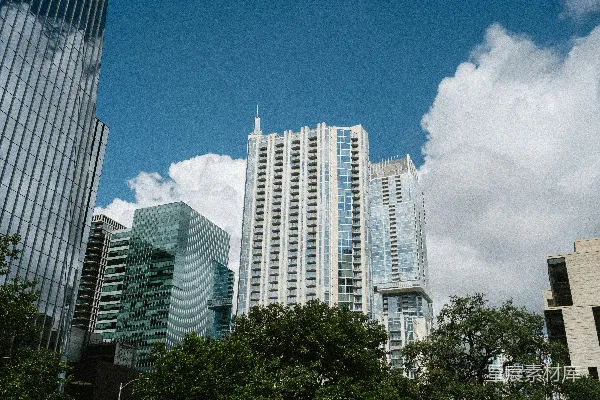 高耸的现代建筑在蓝天白云之间。