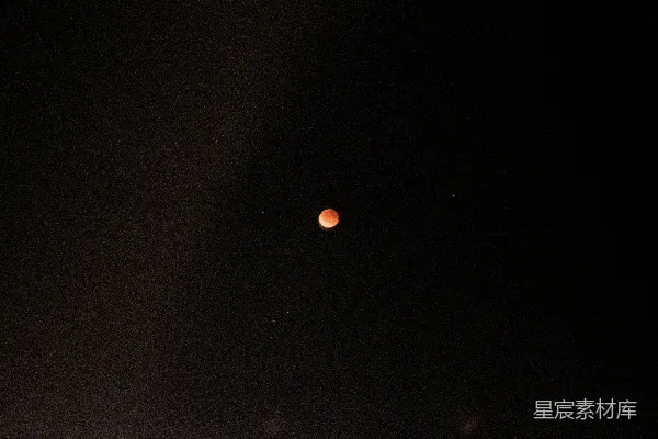 夜空中的一次血月 eclips。