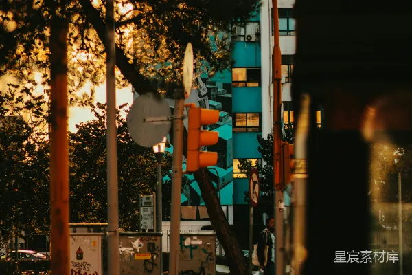 白街道在夜间亮起了路灯。
