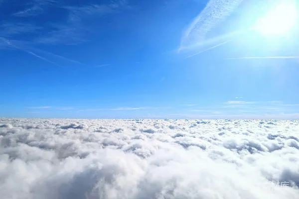 天空中的太阳正高悬在云层之上