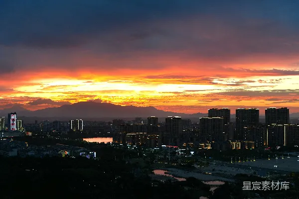 从山顶看的夕阳下的城市景观