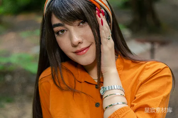 高清摄影 一个女人坐在长椅上，手放在头顶上。