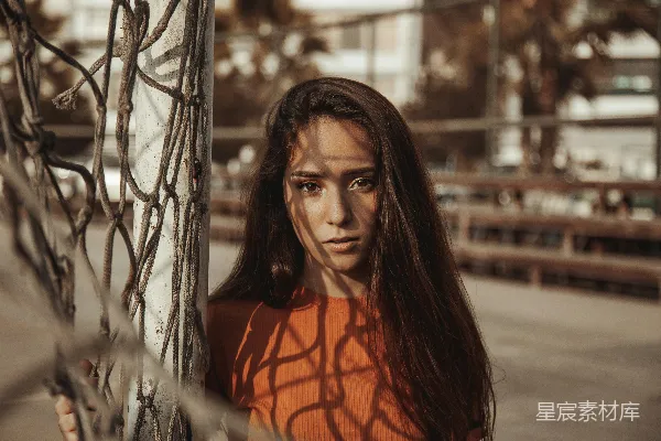穿着橙色上衣的女人