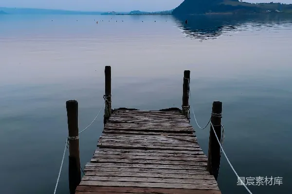 水体中一座木制的码头