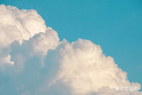 空中有一架飞机，周围有很多云朵。