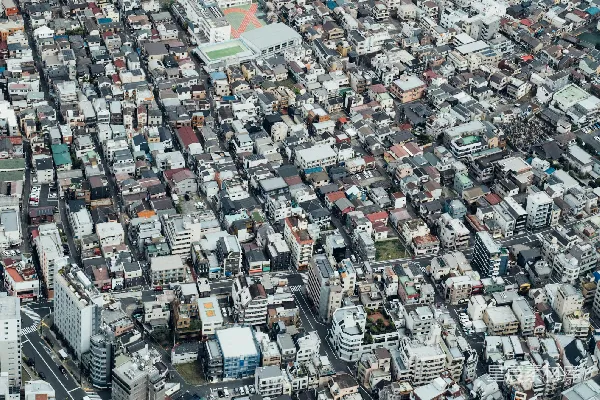 一座城市的大楼林立的空中俯视图