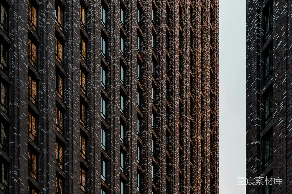 高大的砖砌建筑有许多窗户和阳台