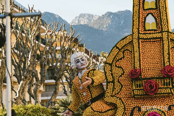 高清摄影 一个穿着戏服的人站在一栋建筑物前。