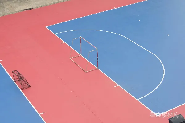 一个蓝红相间的篮球场