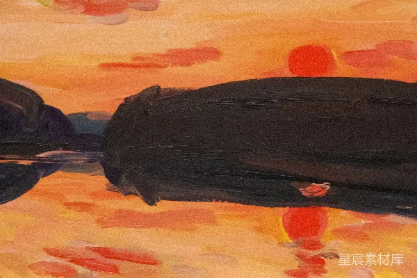 高清摄影 夕阳西下时，水面上暗影的抽象倒影。