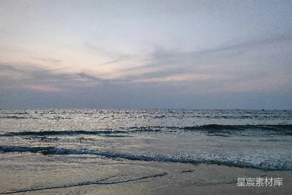 一个有波浪向岸边涌来的海滩