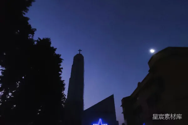 带有星星标志的高大建筑物