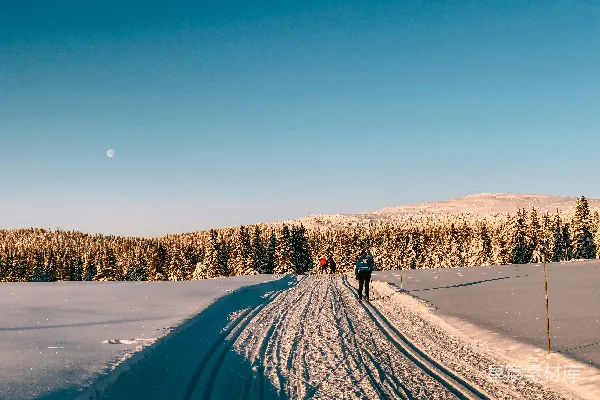 白天一个人走在覆有白雪的道路上