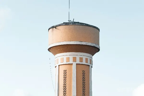 高清摄影 白天，白天空中，棕色和白色相间的混凝土建筑