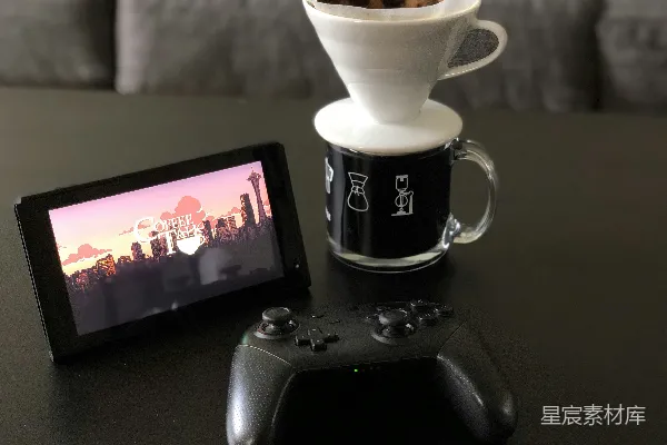 桌子上有一杯咖啡和一个遥控器。