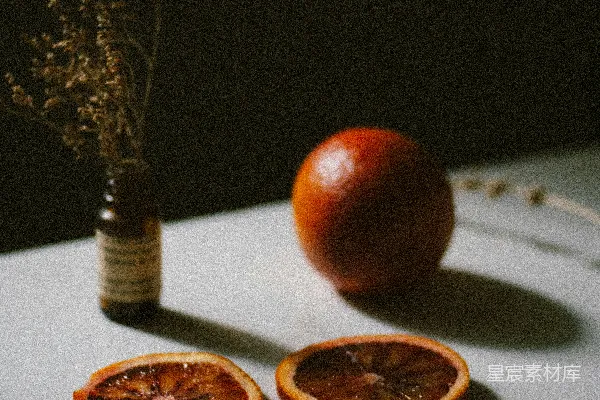 高清摄影 整橙和干橙片配草药。